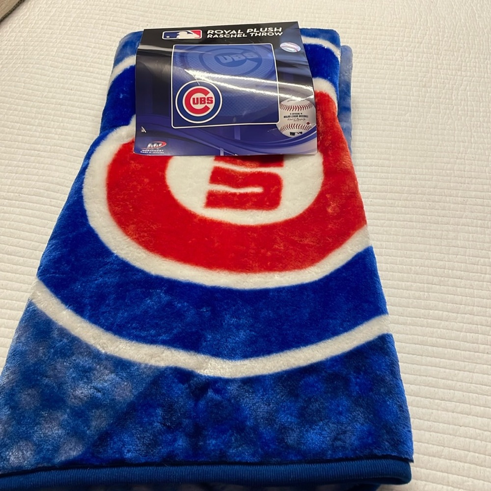 Cubs plush throw   Super soft and 50x60”